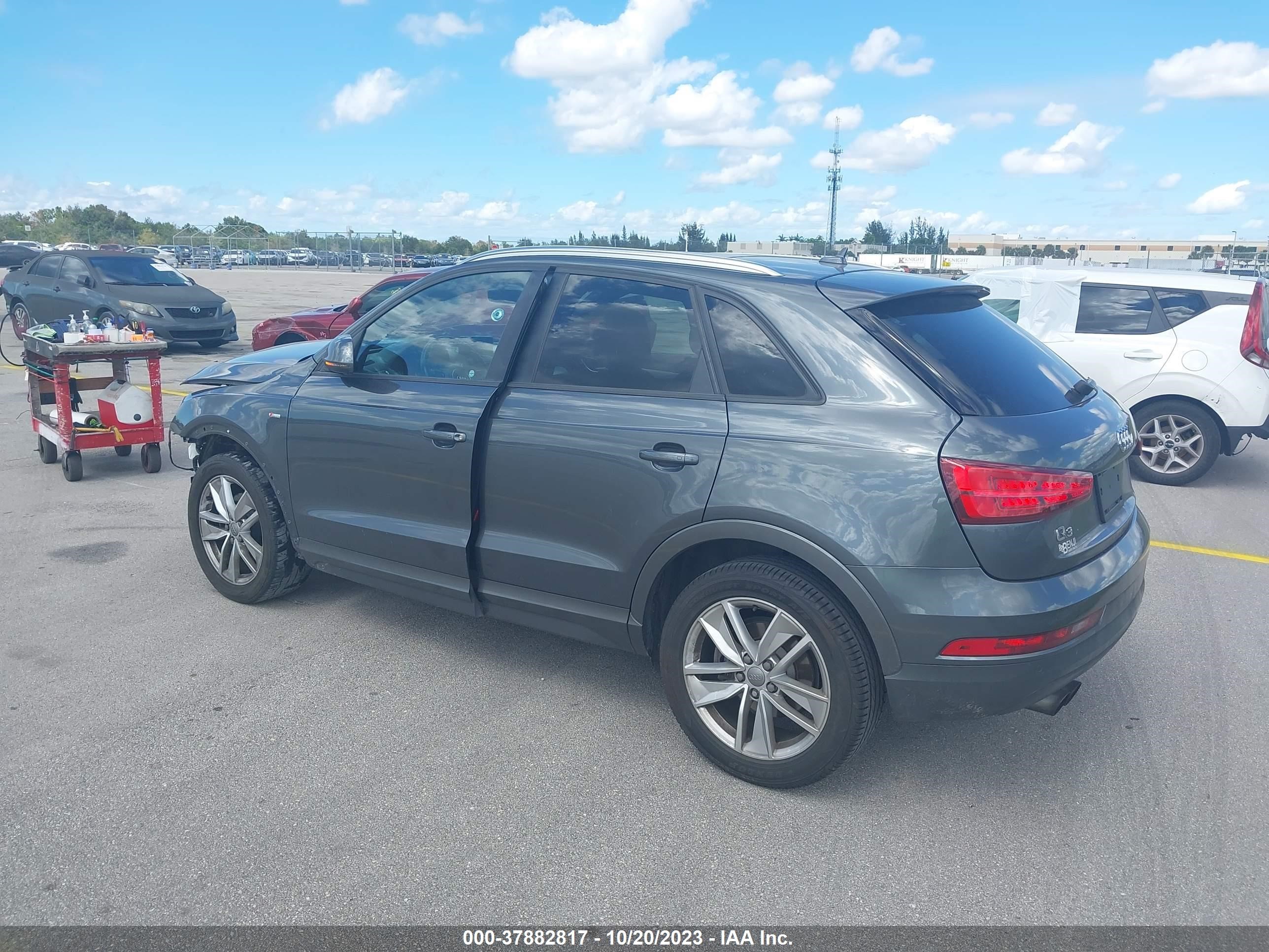 WA1BCCFS3JR001371  audi q3 2017 IMG 2