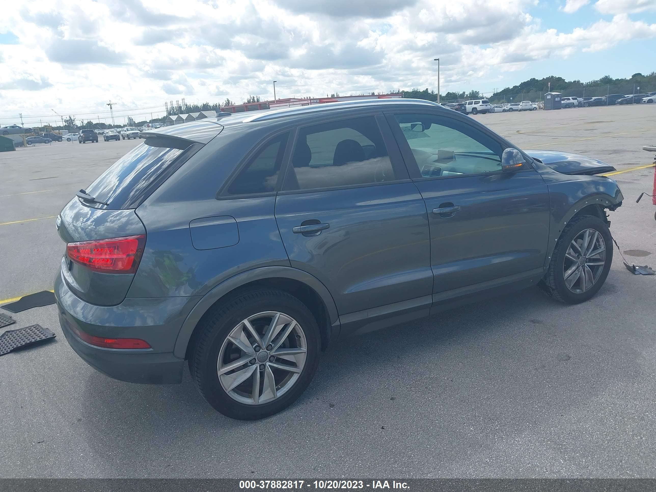 WA1BCCFS3JR001371  audi q3 2017 IMG 3