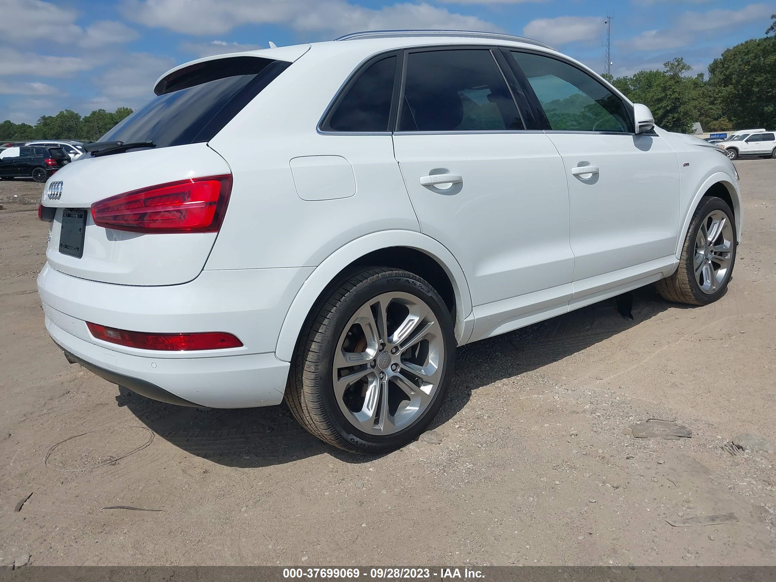 WA1HCCFS9JR028195  audi q3 2018 IMG 3