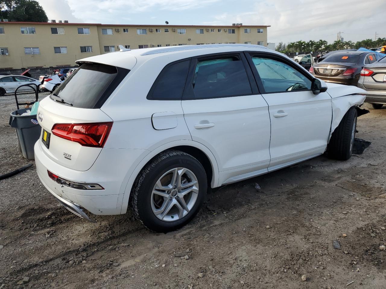 WA1ANAFY5J2236068  audi q5 2018 IMG 2