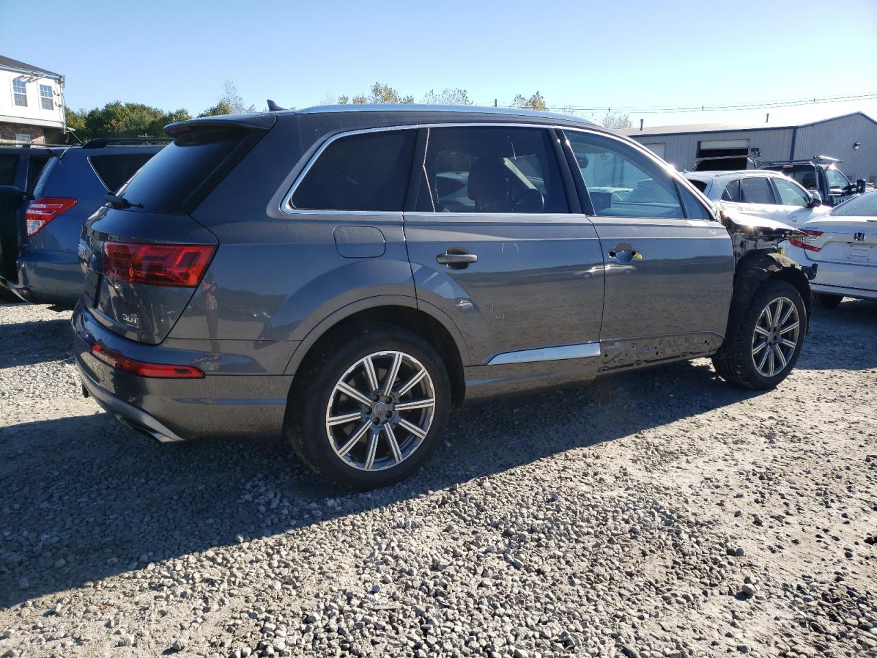 WA1LAAF73JD034801  audi q7 2018 IMG 2