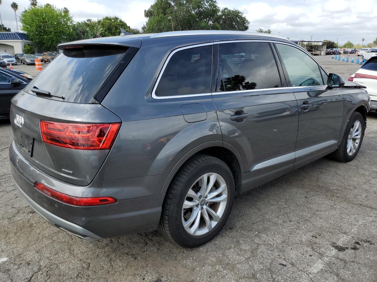 WA1LHAF7XJD040915  audi q7 2018 IMG 2