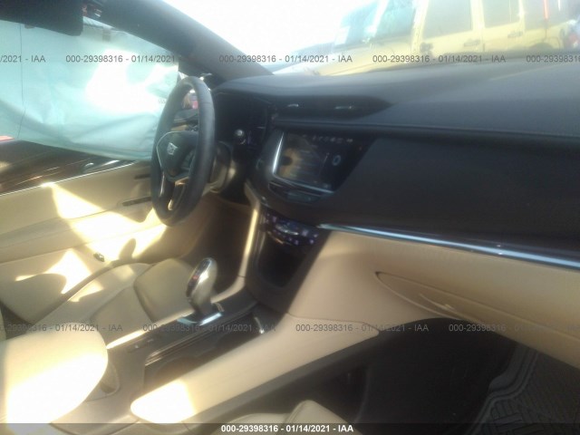 1GYKNCRS5HZ154415  cadillac xt5 2017 IMG 4