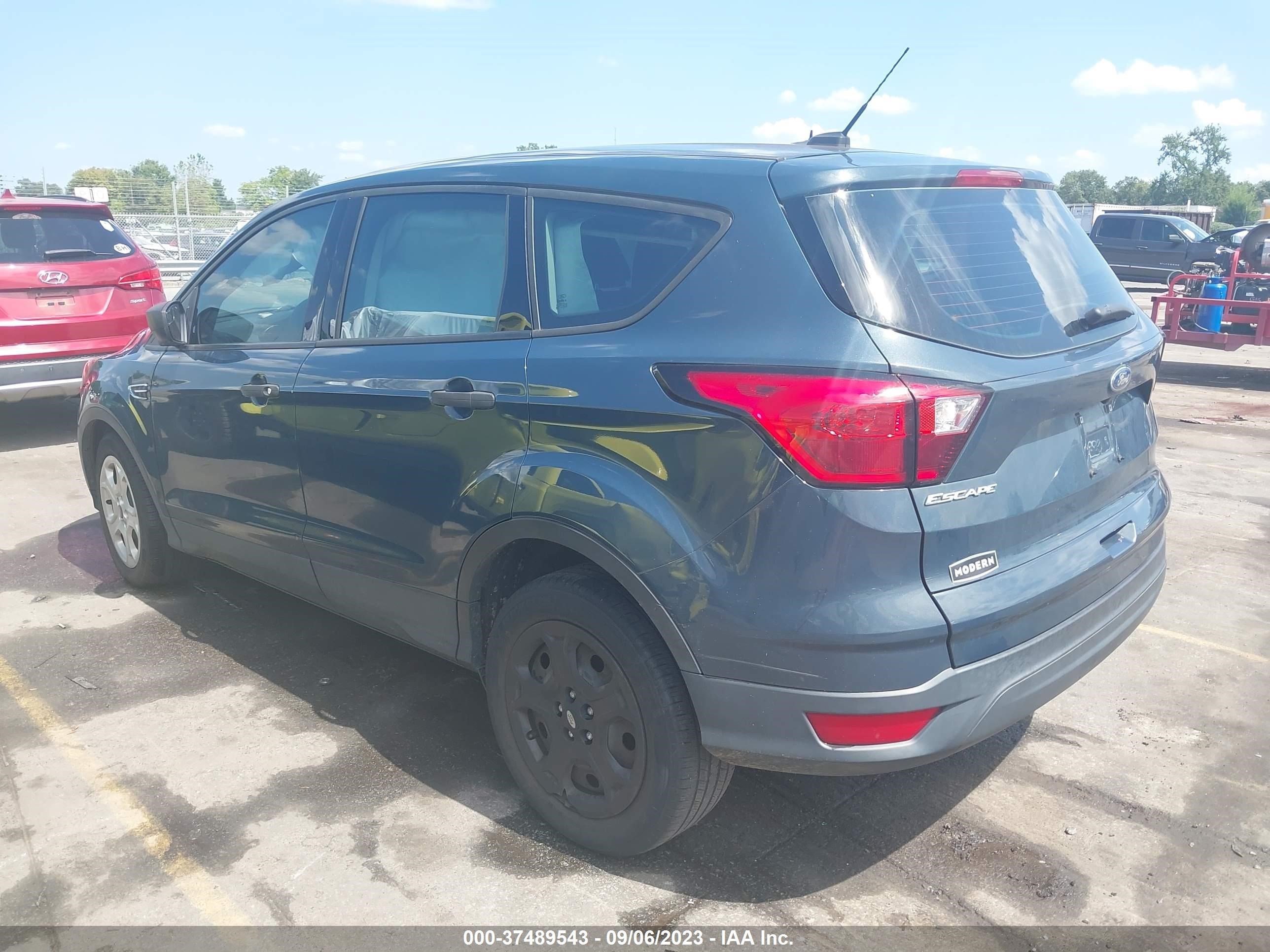 1FMCU0F79KUA88561  ford escape 2019 IMG 2