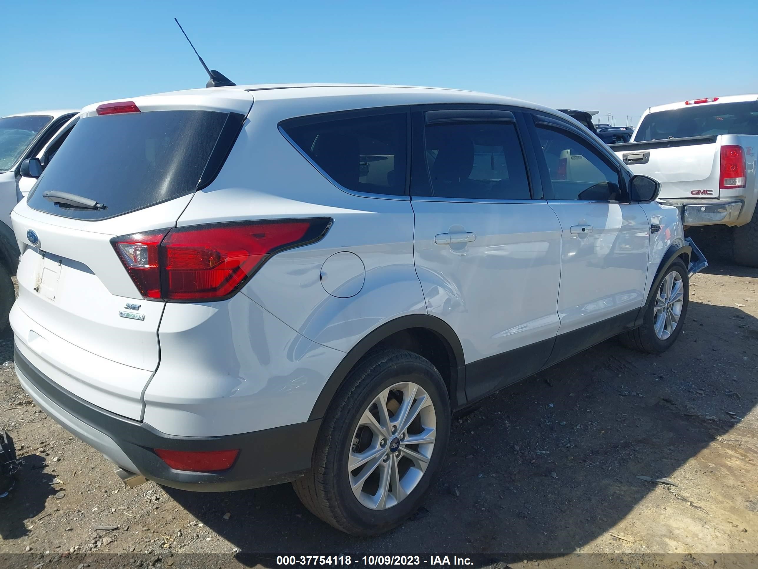 1FMCU0GDXKUB57522  ford escape 2019 IMG 3