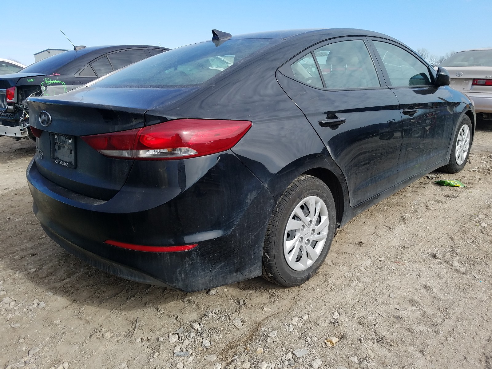 5NPD74LF9JH383610  hyundai  2018 IMG 3