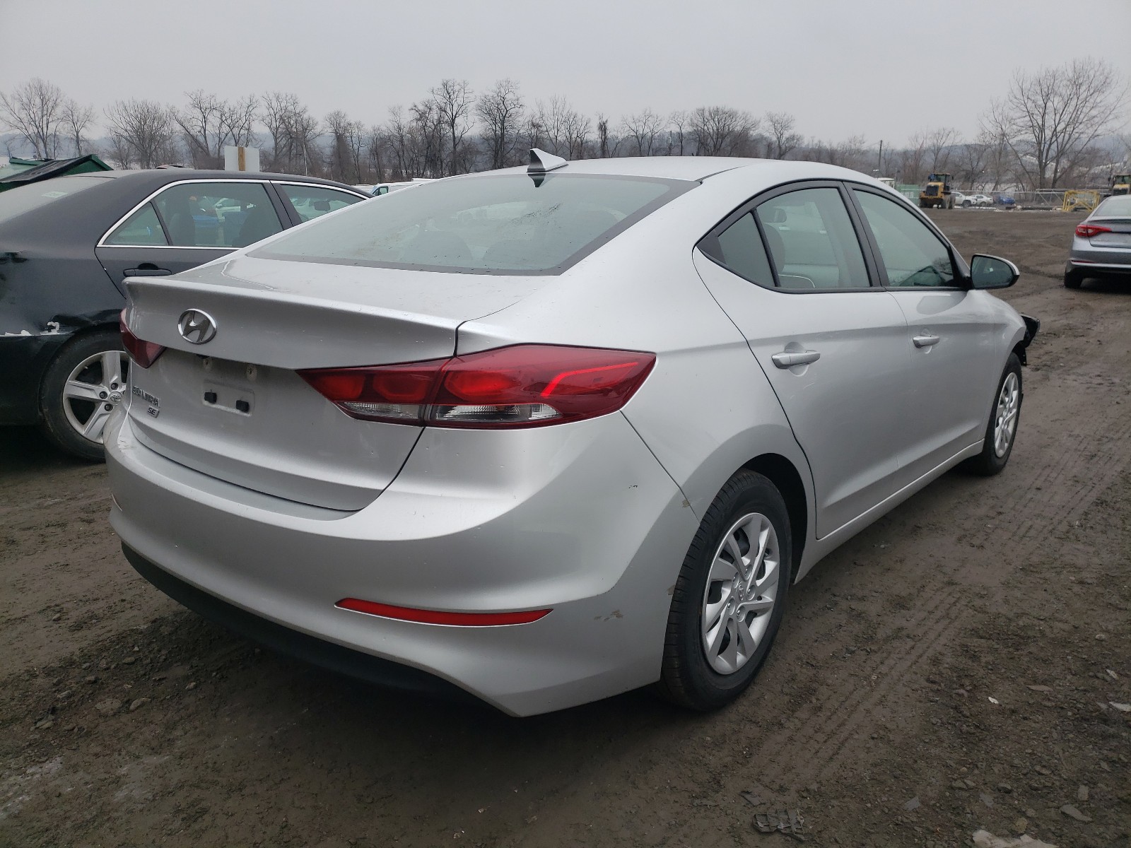 5NPD74LF9JH385860  hyundai  2018 IMG 3