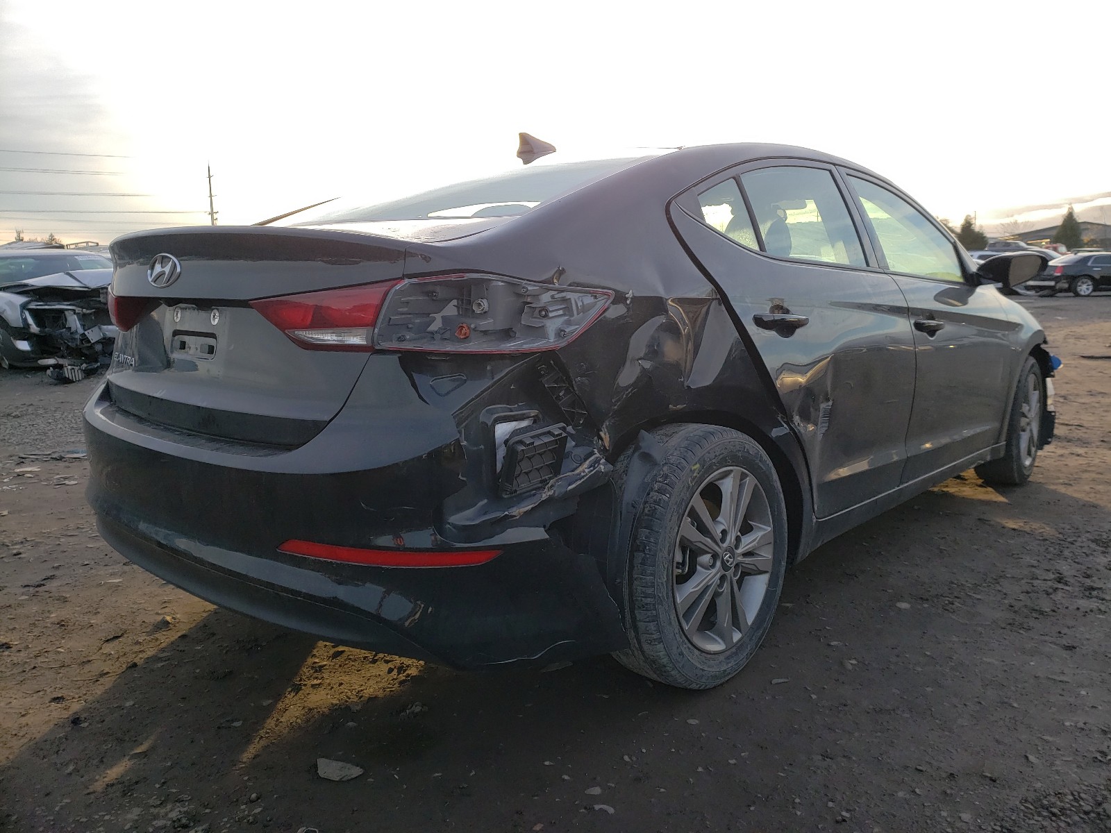 5NPD84LF9JH362883  hyundai  2018 IMG 3