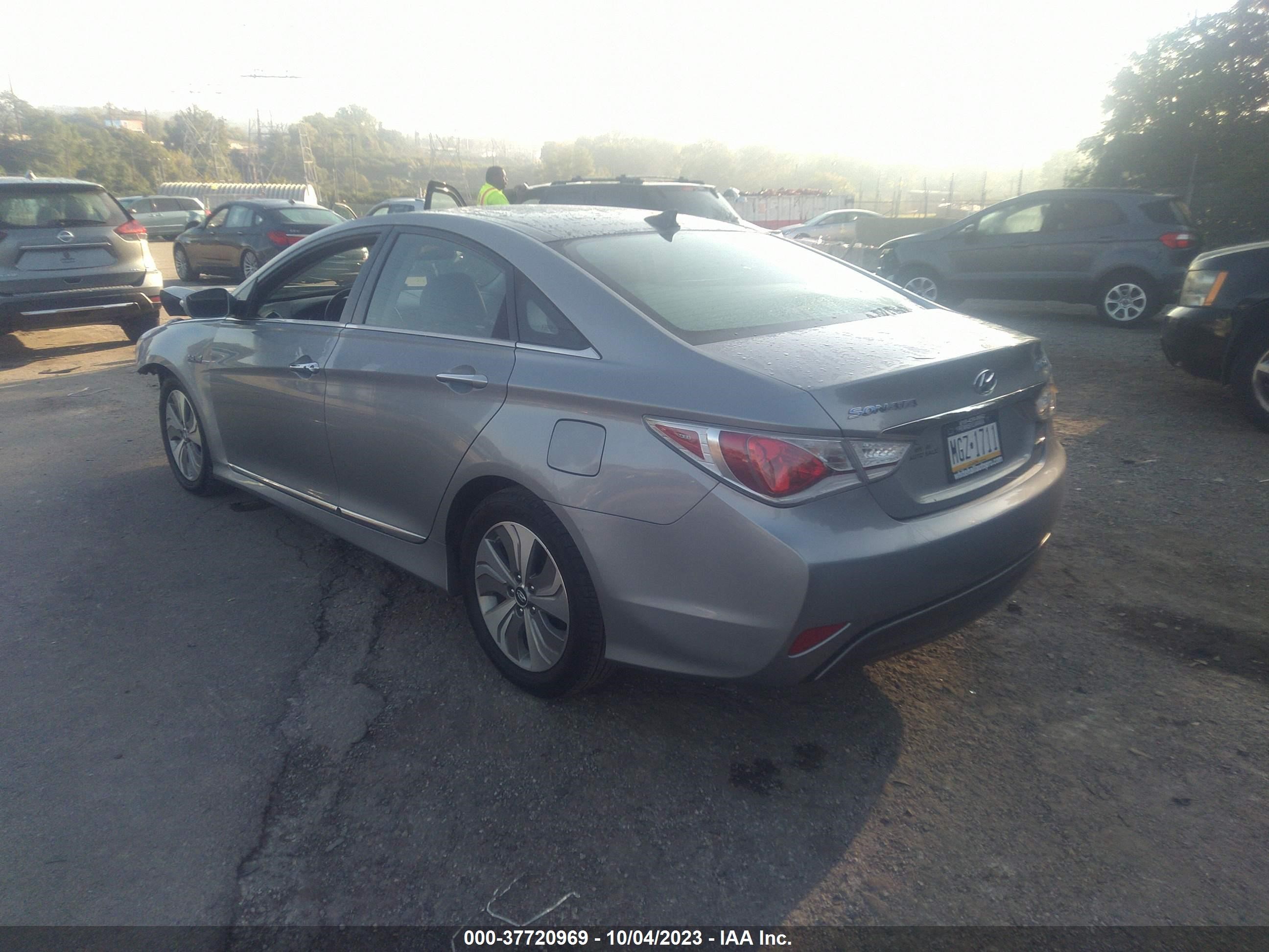 KMHEC4A47FA125890  hyundai sonata 2015 IMG 2