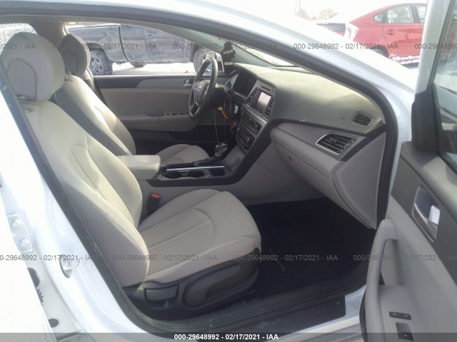 5NPE24AF5HH560041  hyundai sonata 2017 IMG 4