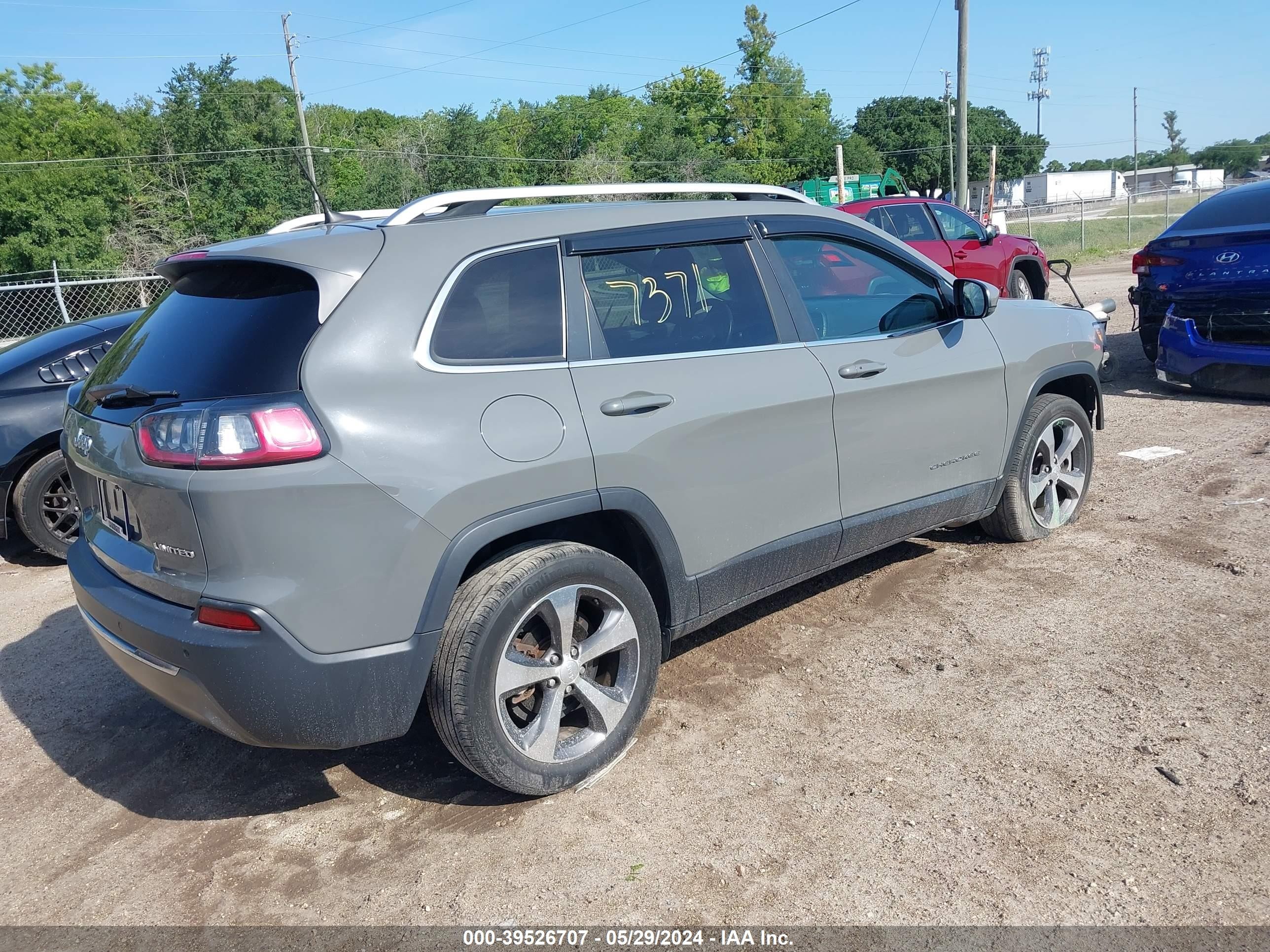 1C4PJLDB5KD366251  jeep cherokee 2018 IMG 3