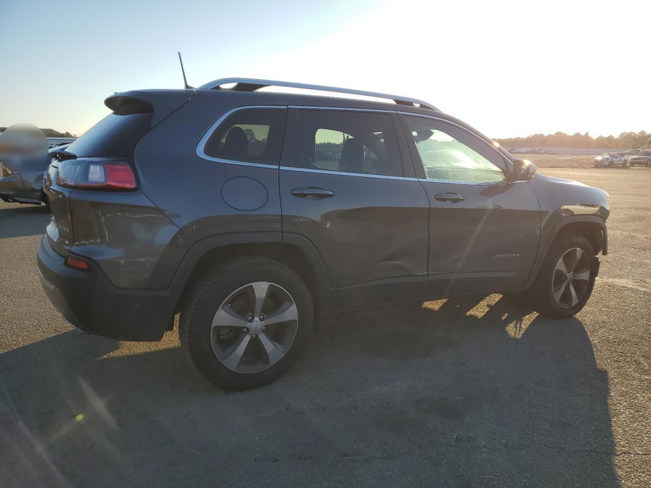 1C4PJMDX8KD368268  jeep cherokee 2018 IMG 2