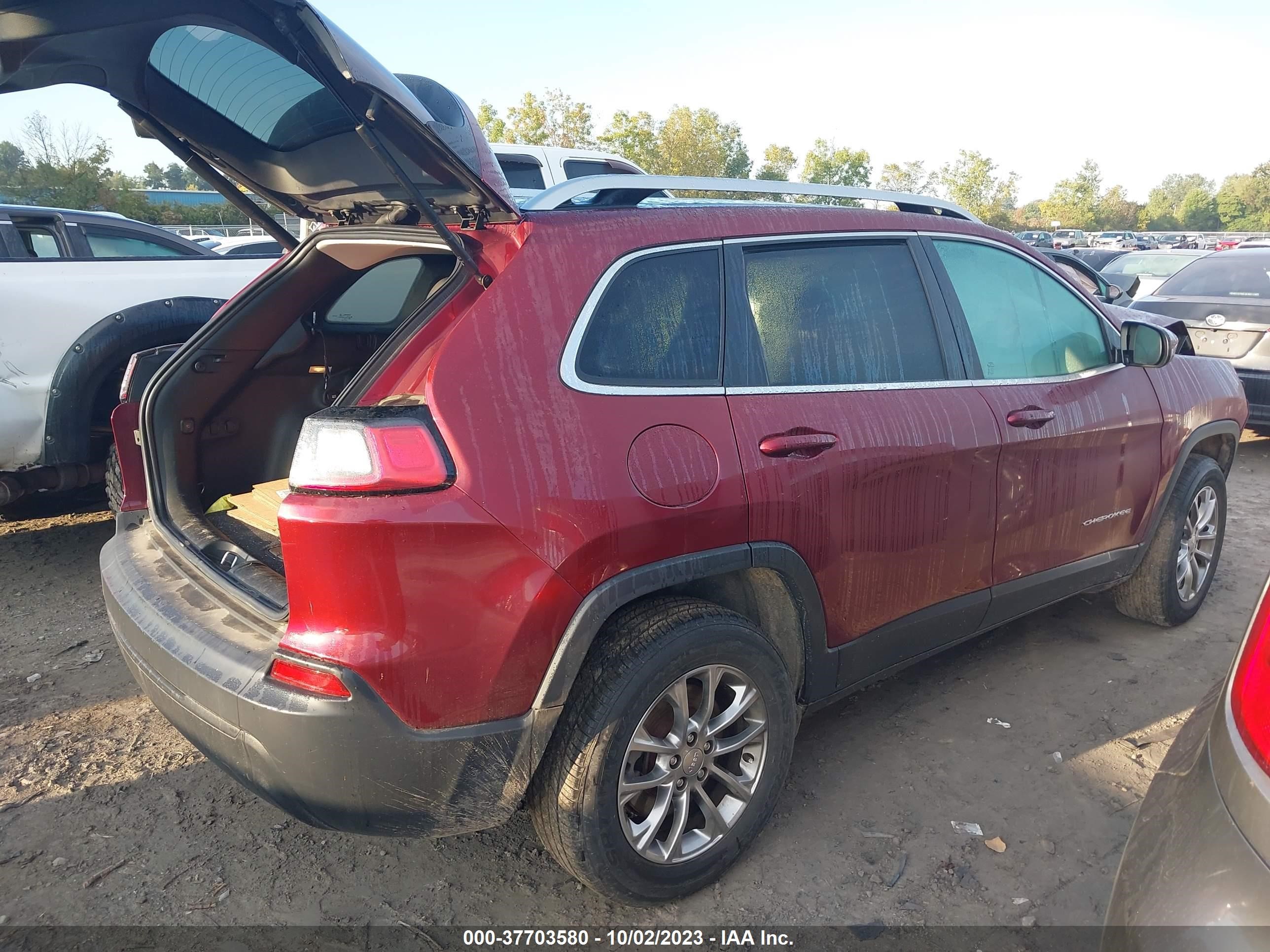 1C4PJMLB2KD141552  jeep cherokee 2018 IMG 3