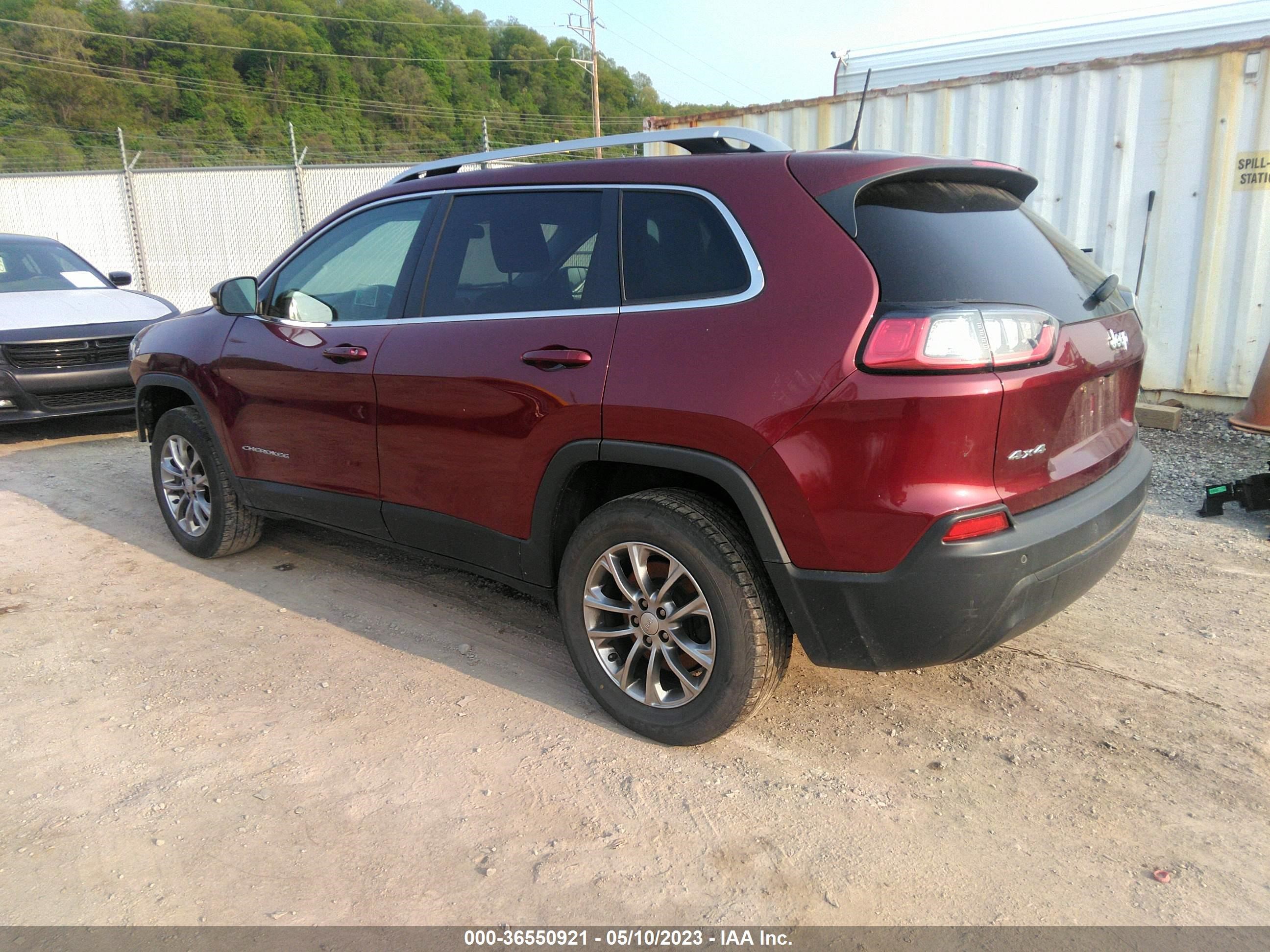 1C4PJMLB3KD305889  jeep cherokee 2018 IMG 2