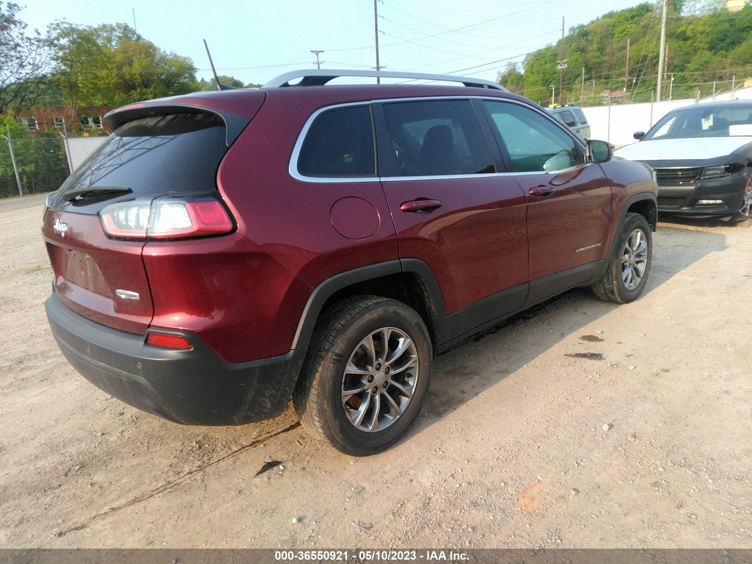 1C4PJMLB3KD305889  jeep cherokee 2018 IMG 3