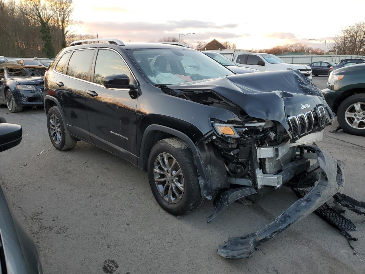 1C4PJMLB7KD473664  jeep cherokee 2019 IMG 3