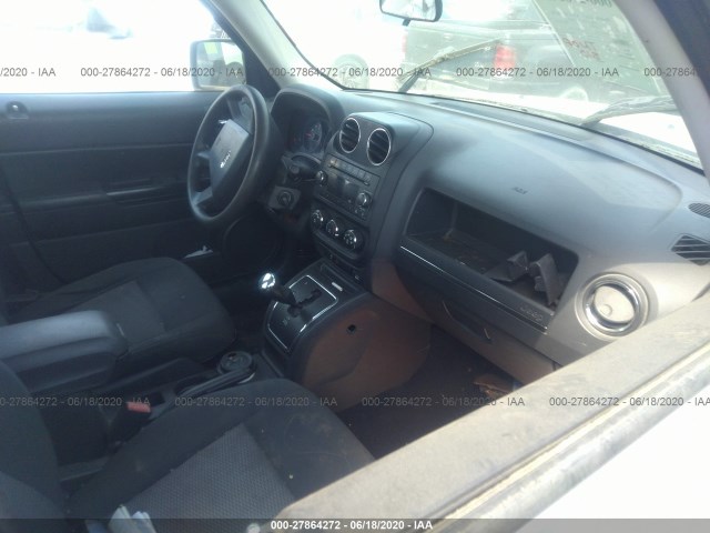 1J4NT2GB2AD557982  jeep patriot 2010 IMG 4