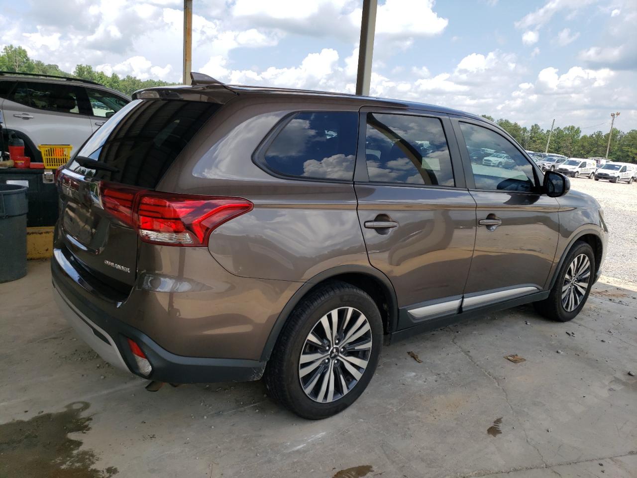 JA4AD2A37KZ014211  mitsubishi outlander 2018 IMG 2