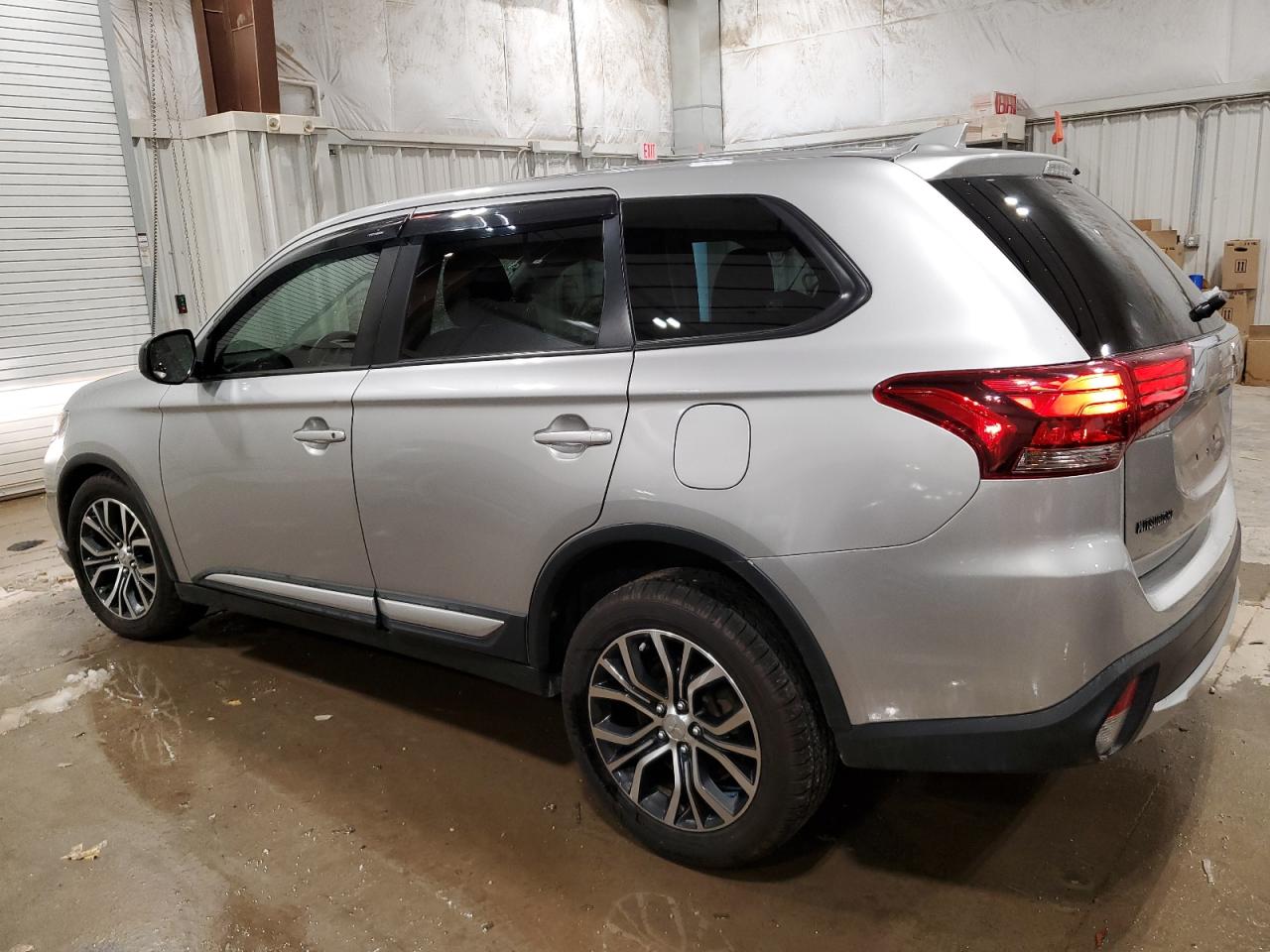 JA4AZ3A32JZ057585  mitsubishi outlander 2018 IMG 1