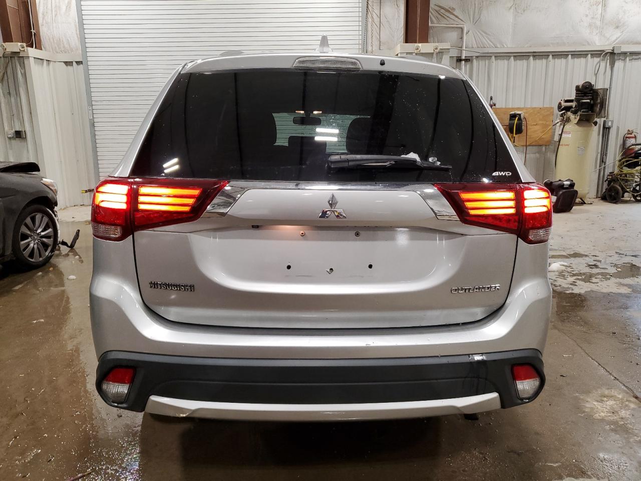 JA4AZ3A32JZ057585  mitsubishi outlander 2018 IMG 5