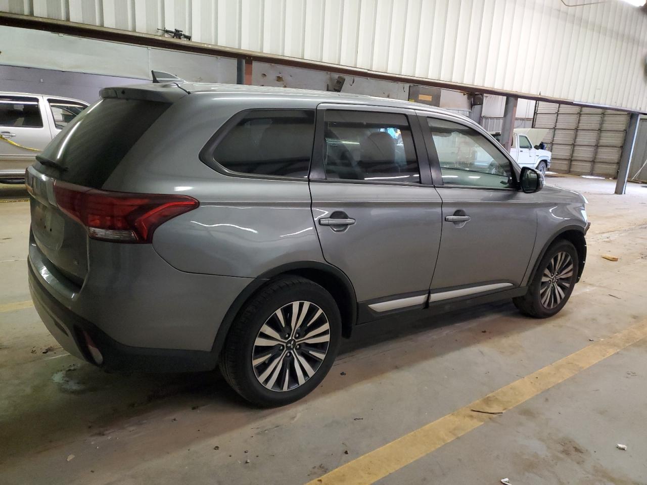 JA4AD3A32LZ025365  mitsubishi outlander 2019 IMG 2