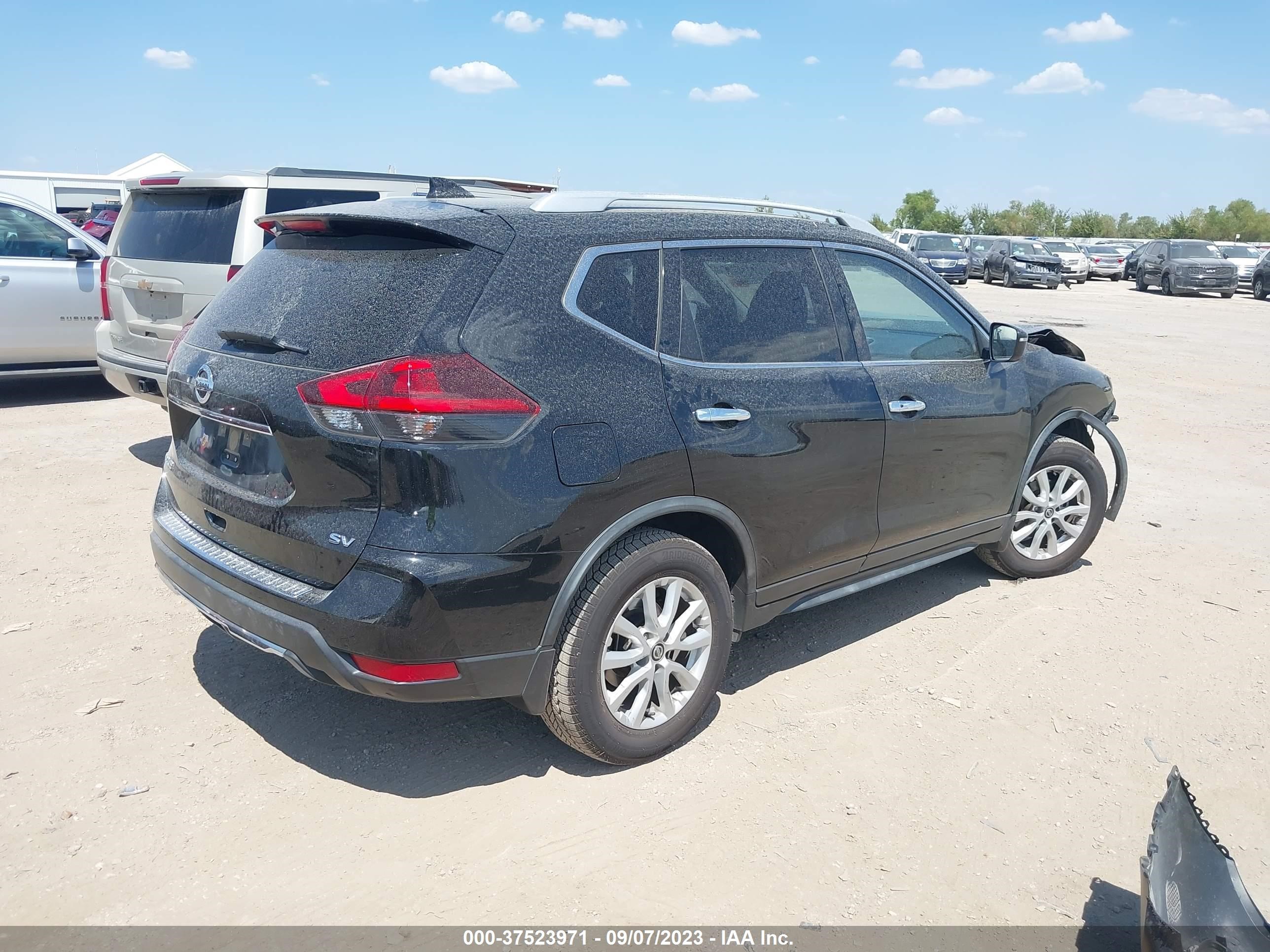 JN8AT2MT9JW470672  nissan rogue 2018 IMG 3