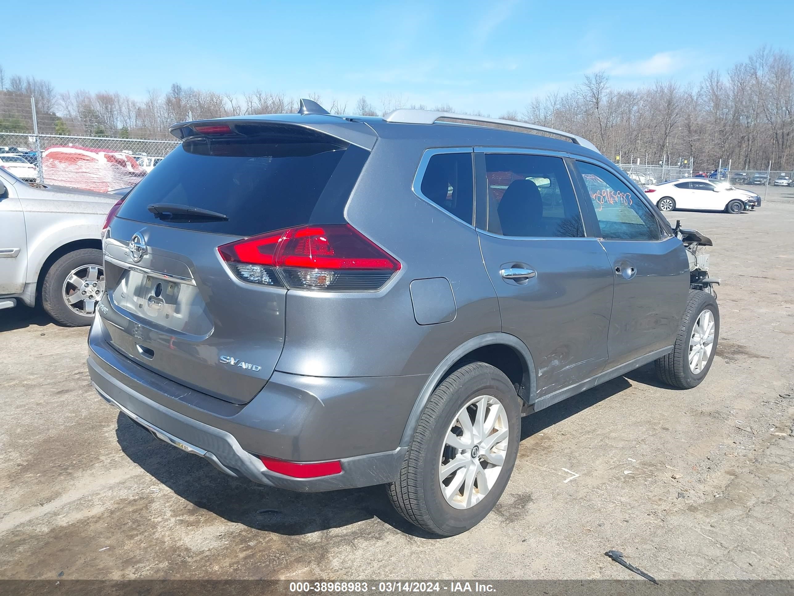 KNMAT2MV3JP561511  nissan rogue 2018 IMG 3