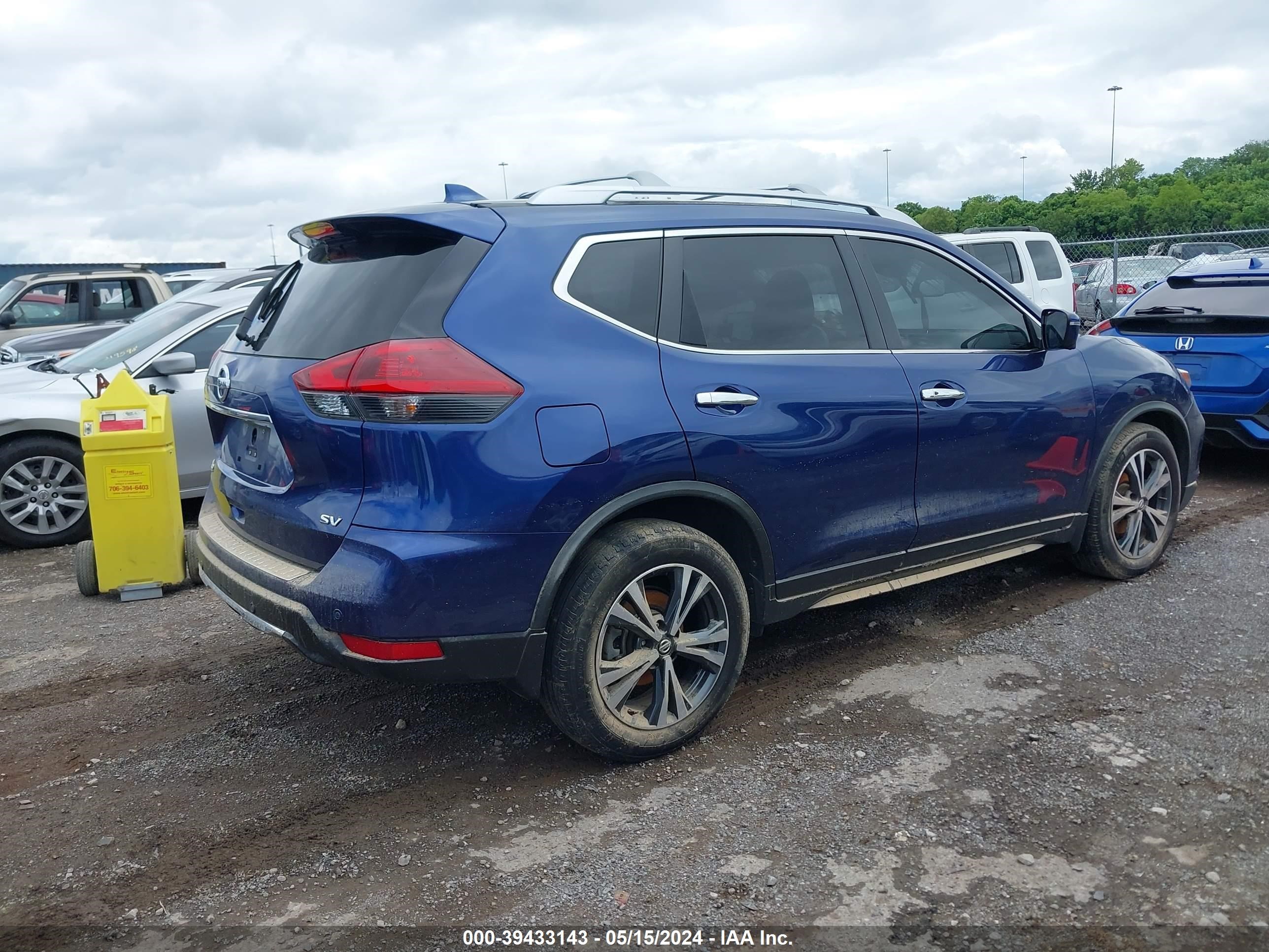 JN8AT2MT6KW265196  nissan rogue 2019 IMG 3