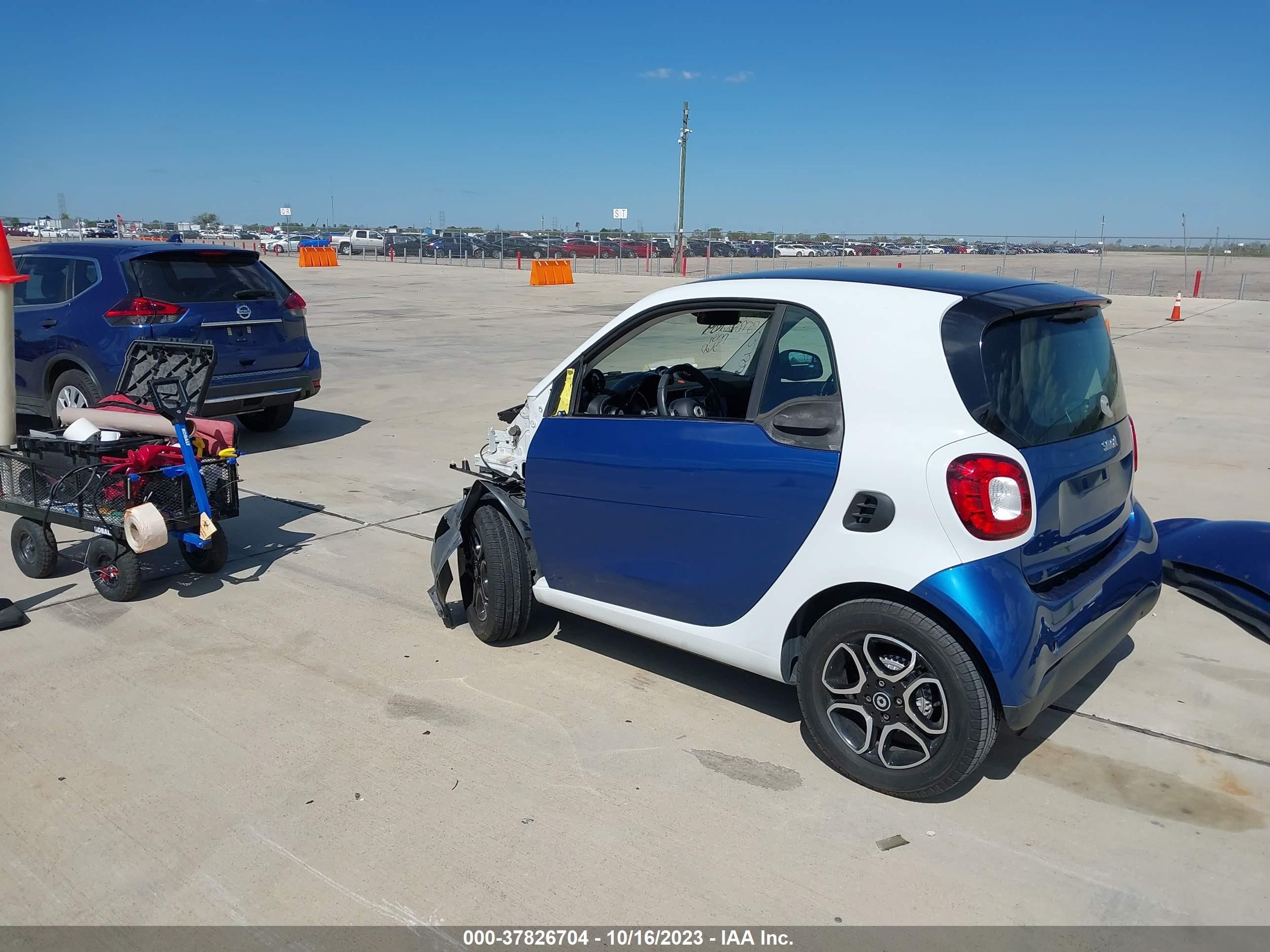 WMEFJ5DAXGK076168  smart fortwo 2016 IMG 2