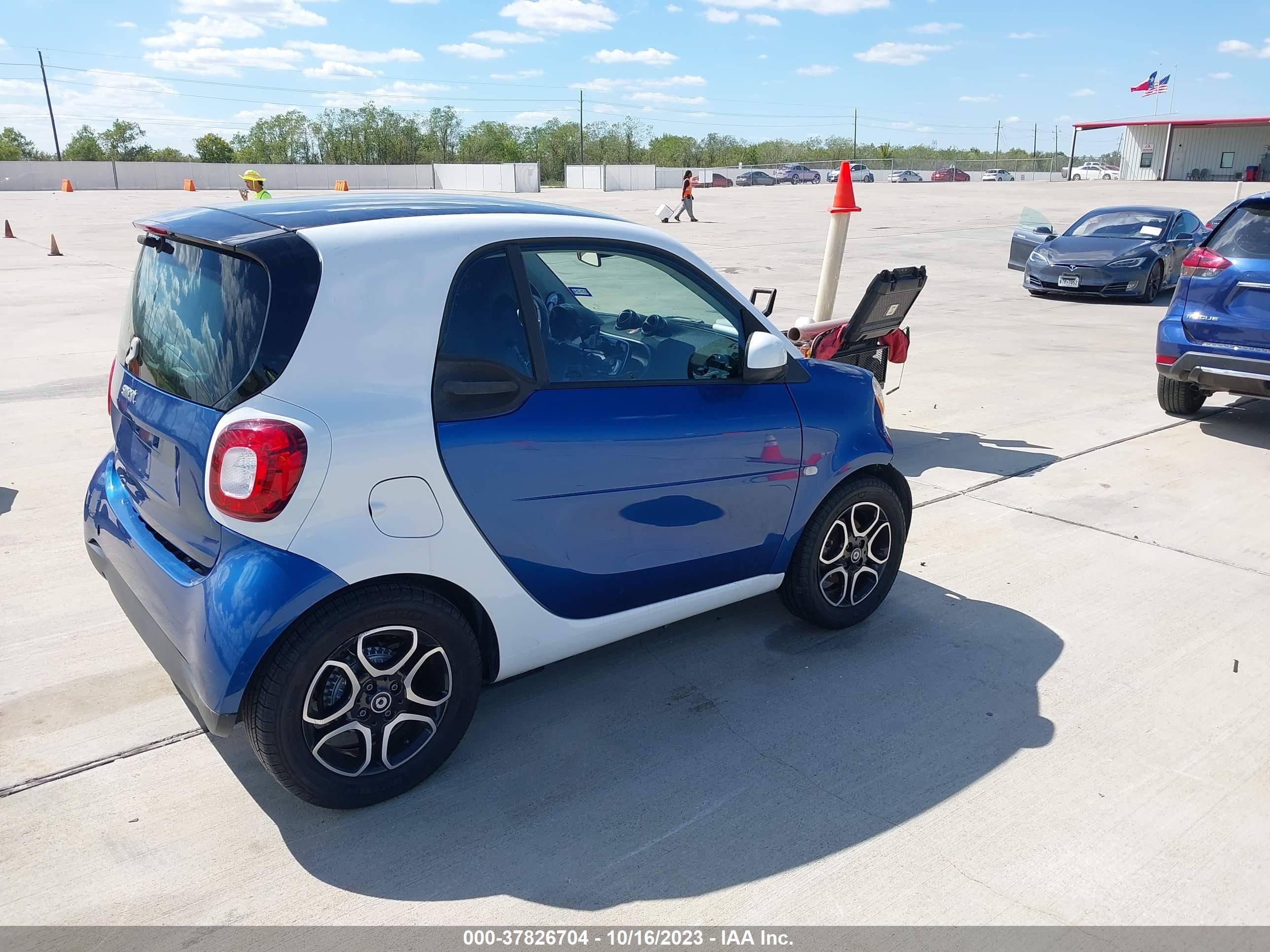 WMEFJ5DAXGK076168  smart fortwo 2016 IMG 3