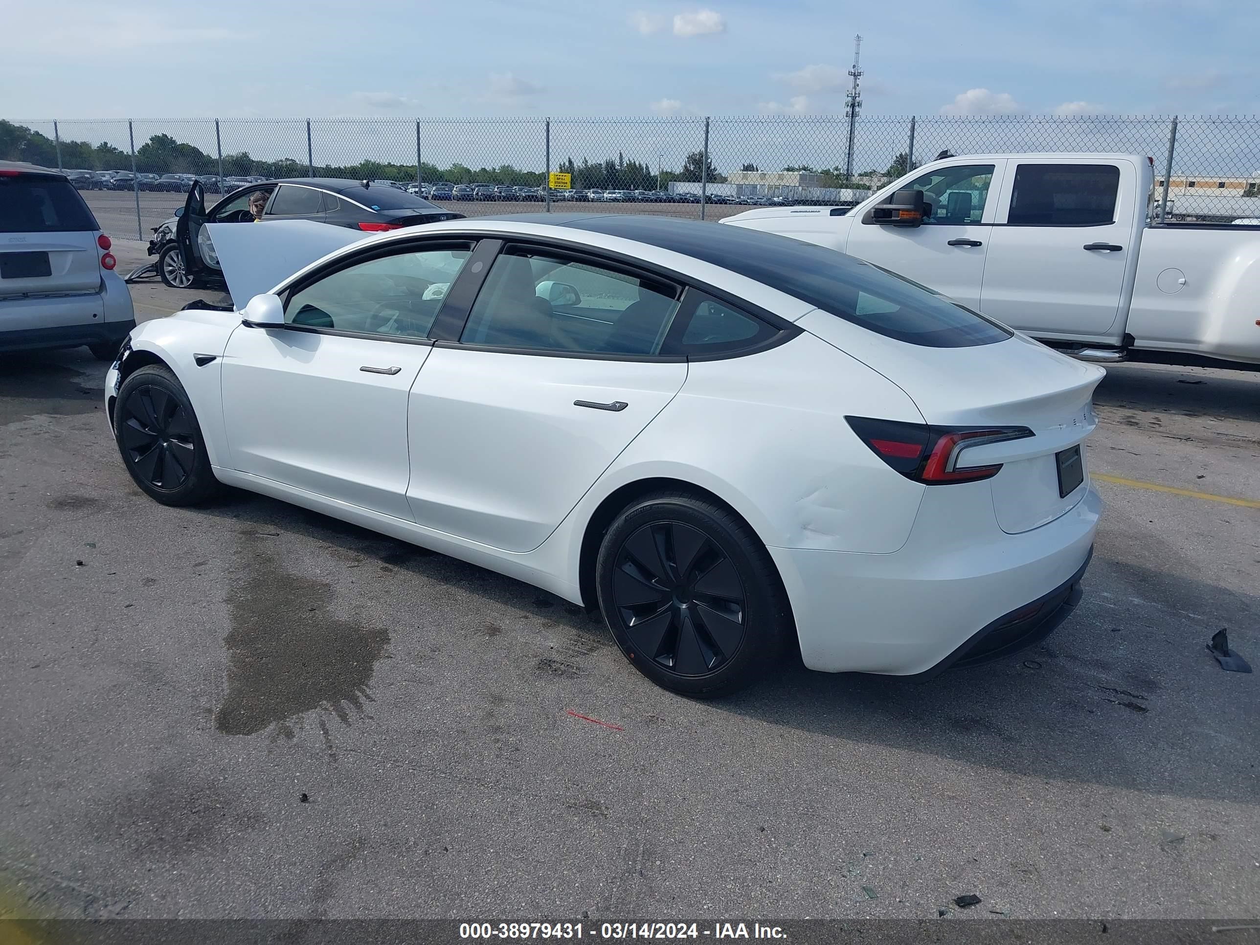 5YJ3E1EA1RF727457  tesla model 3 2024 IMG 2