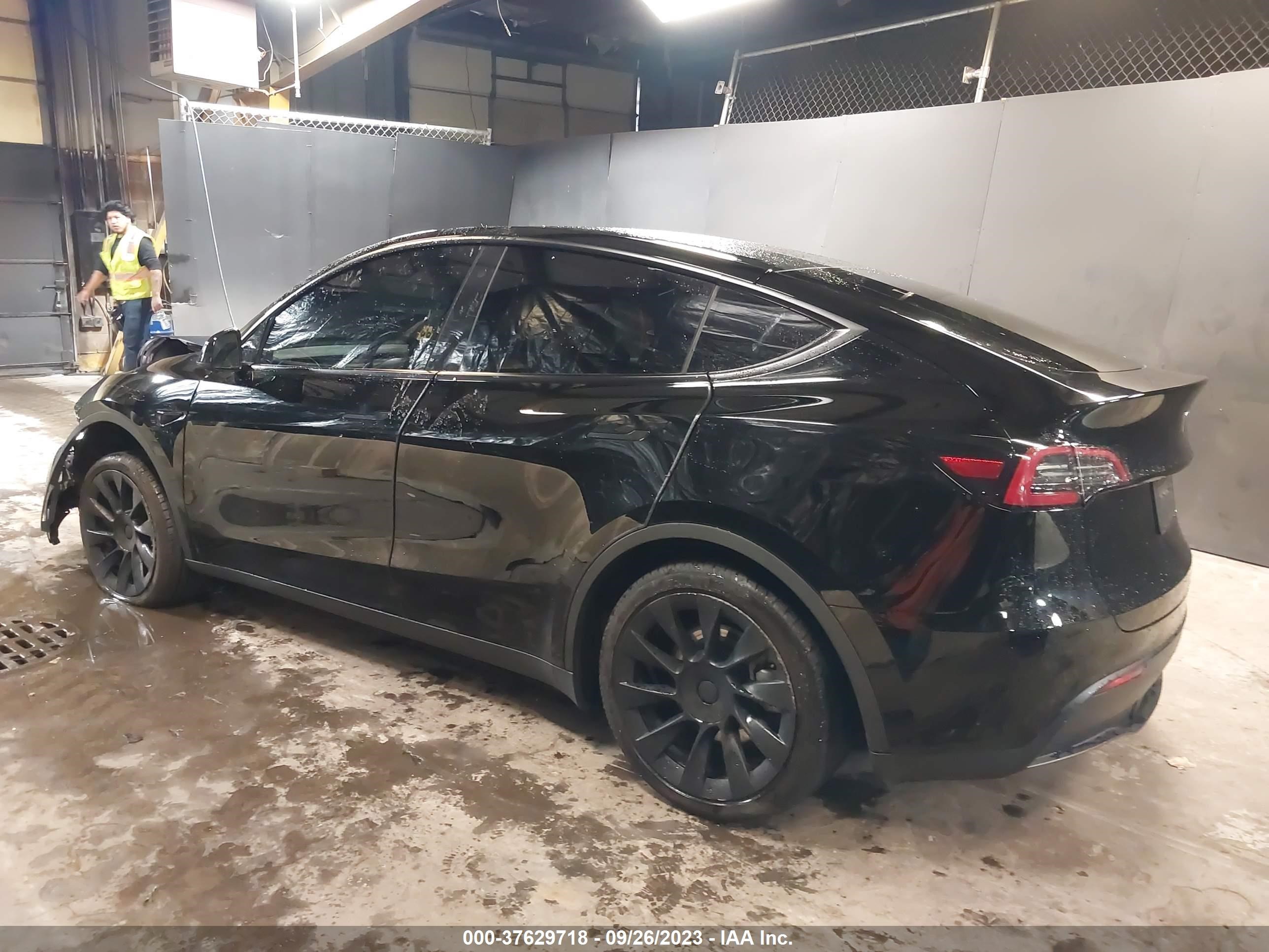 7SAYGDEE2NA013836  tesla model y 2022 IMG 2