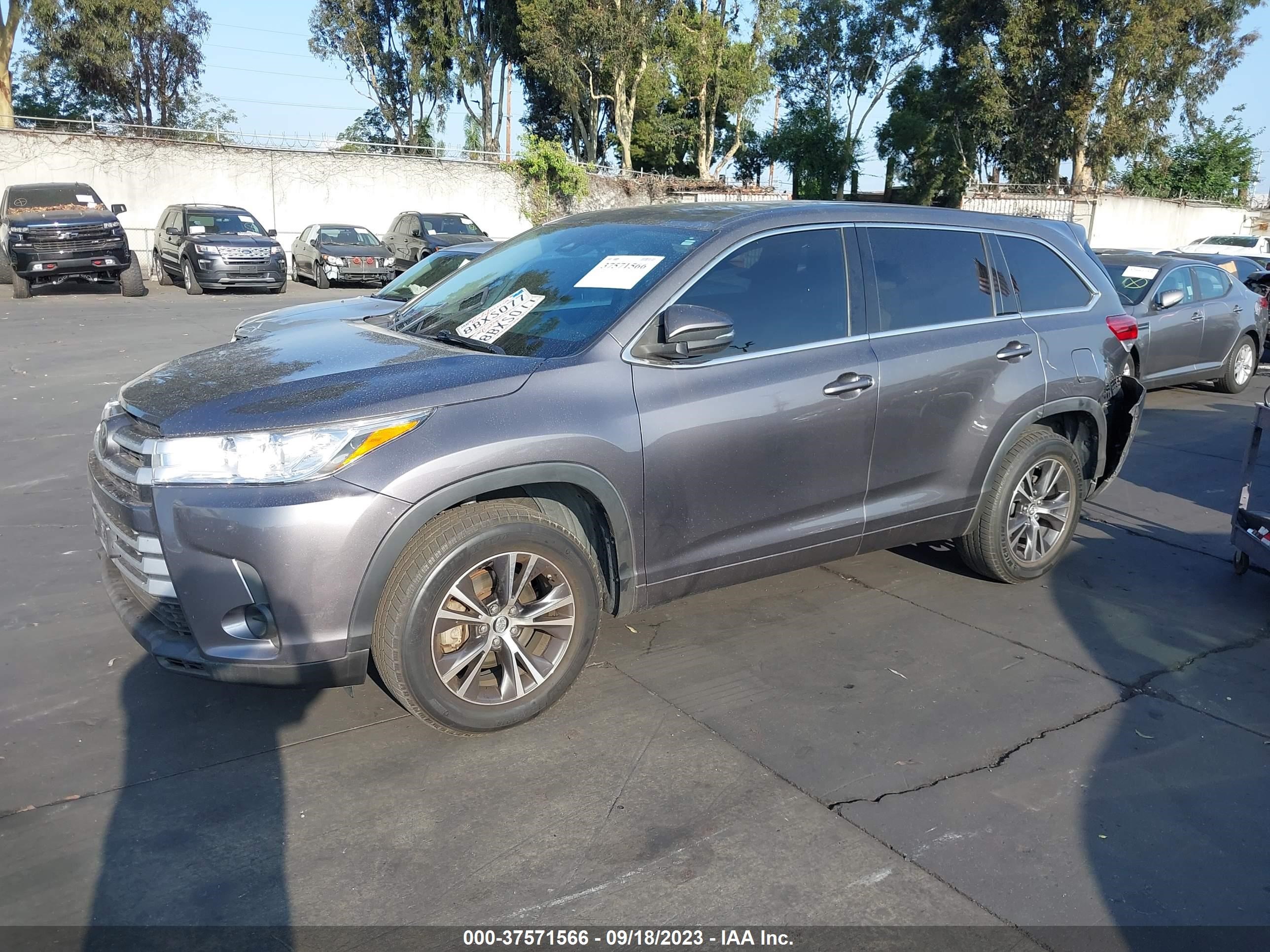 5TDZARFH4JS033863  toyota highlander 2017 IMG 1