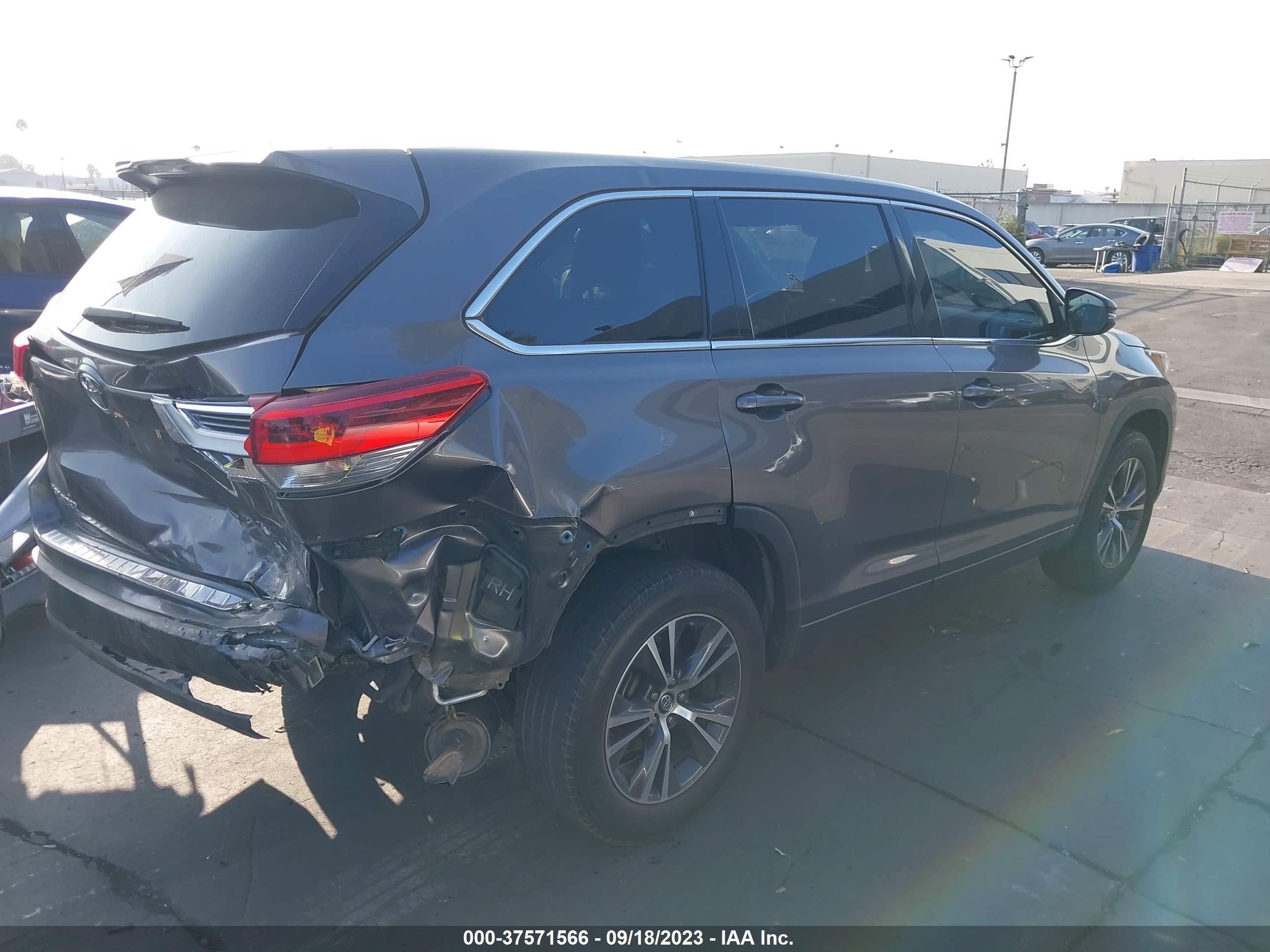 5TDZARFH4JS033863  toyota highlander 2017 IMG 3