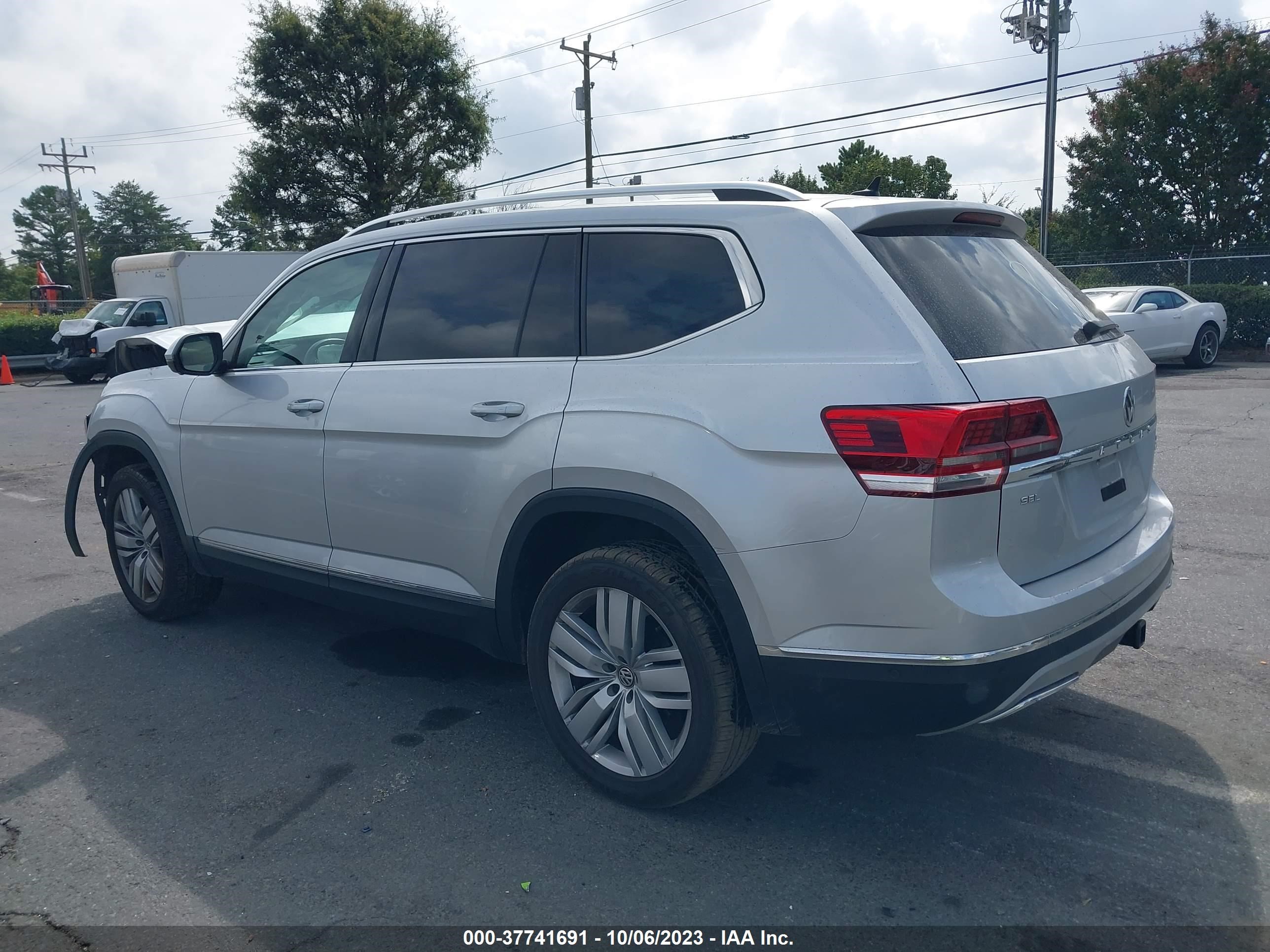 1V2NR2CA9JC557872  volkswagen atlas 2018 IMG 2