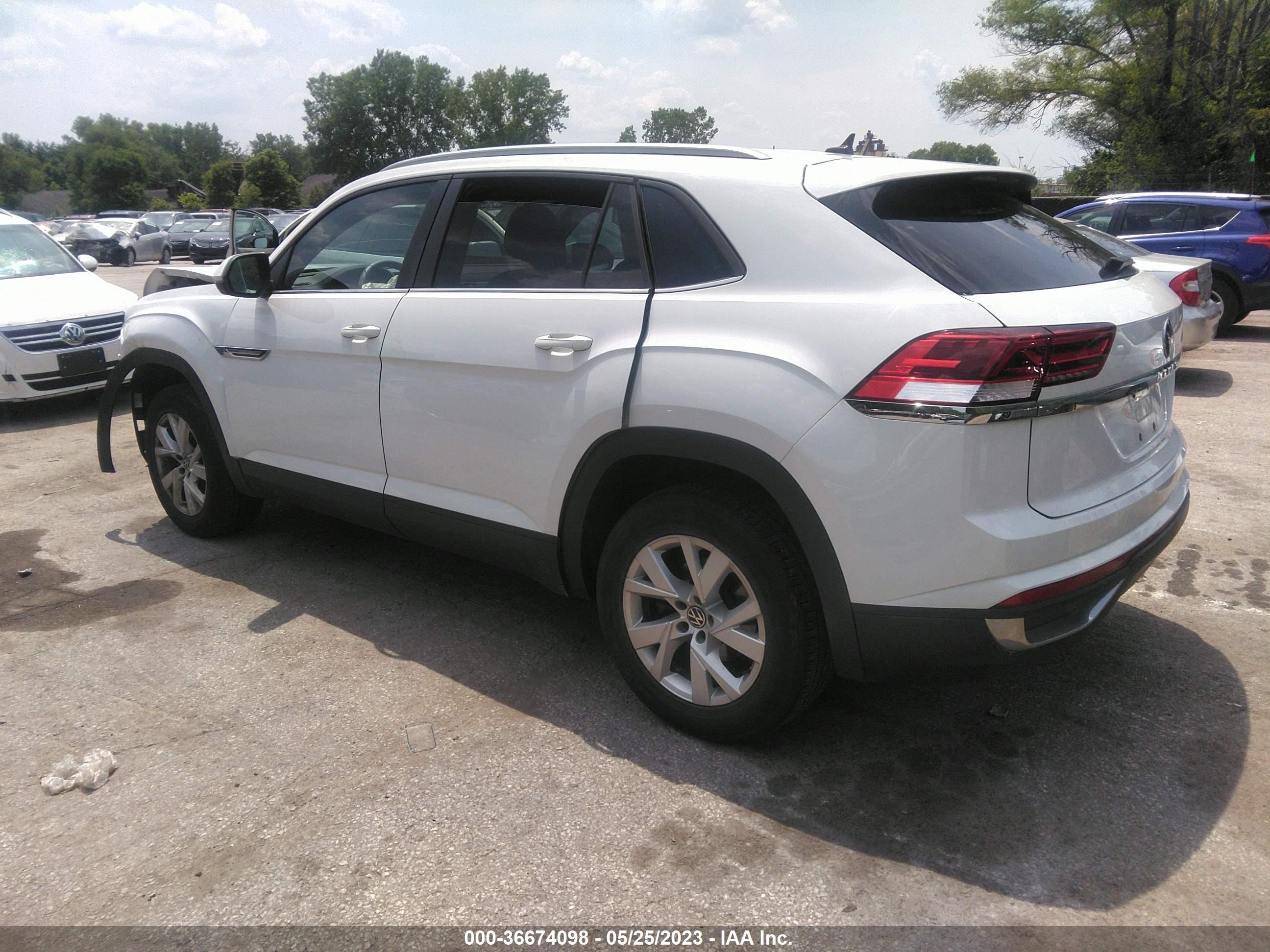 1V2GC2CA2LC222675  volkswagen atlas 2020 IMG 2