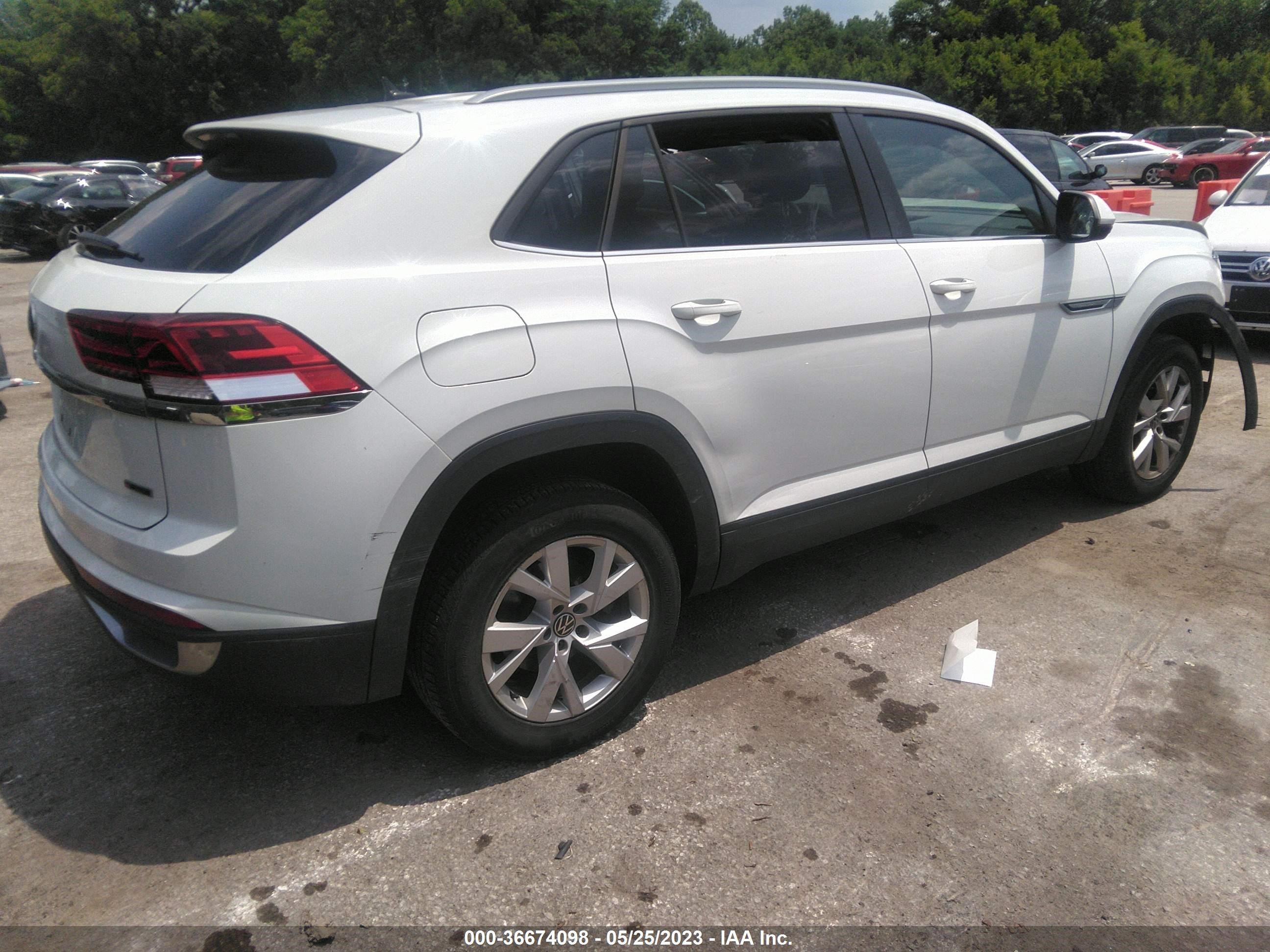 1V2GC2CA2LC222675  volkswagen atlas 2020 IMG 3