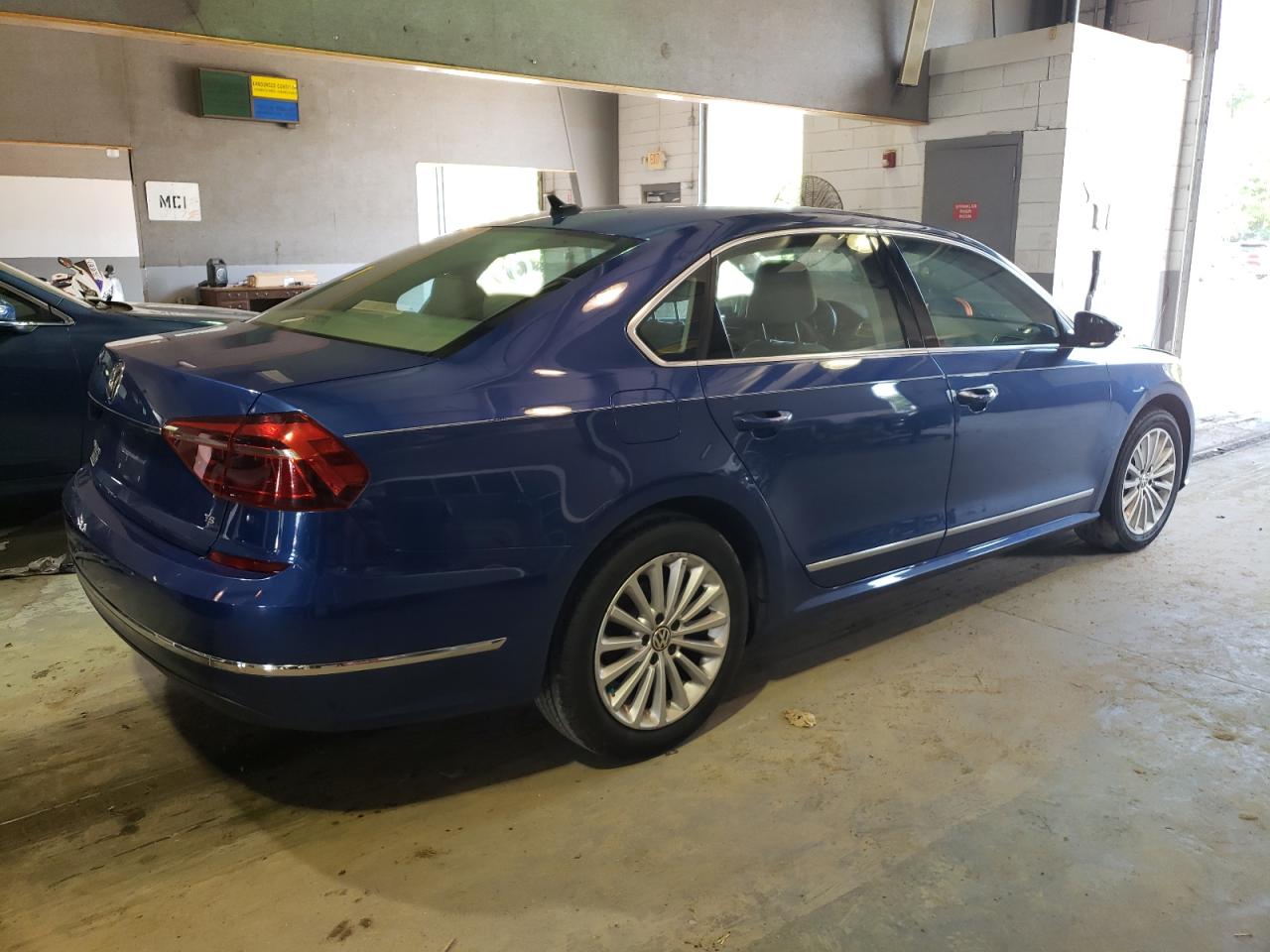 1VWBT7A3XHC031605  volkswagen passat 2016 IMG 2