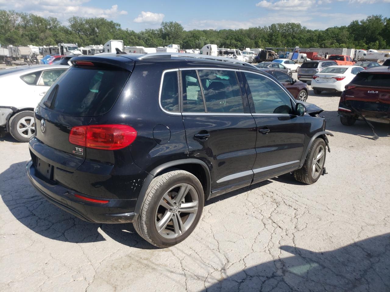 WVGUV7AX7HK021995  volkswagen tiguan 2016 IMG 2