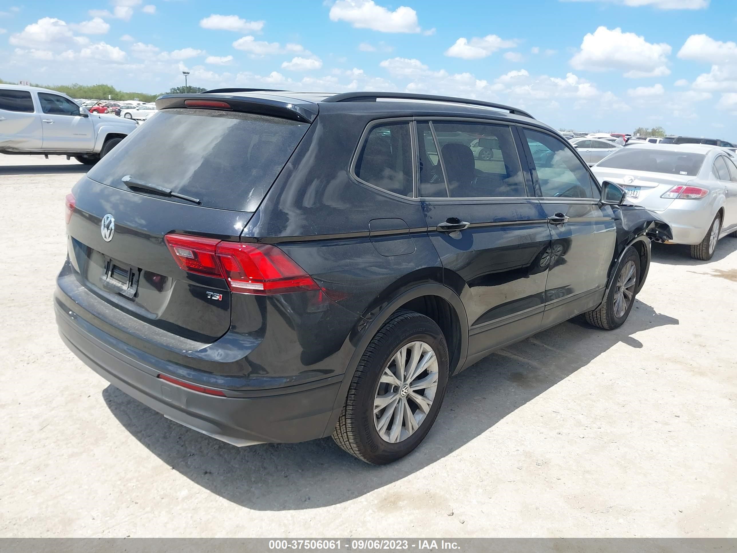 3VV1B7AX1JM115127  volkswagen tiguan 2018 IMG 3