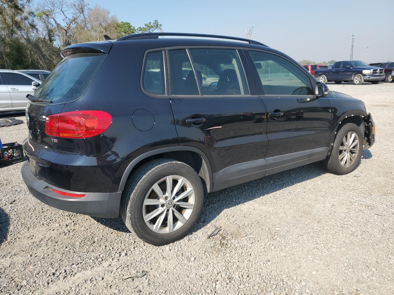 WVGAV7AX6JK003044  volkswagen  2018 IMG 2