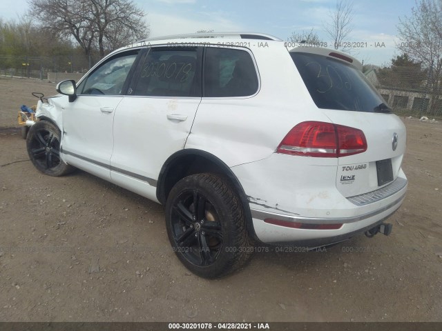 WVGRF7BP1HD003885  volkswagen touareg 2017 IMG 2