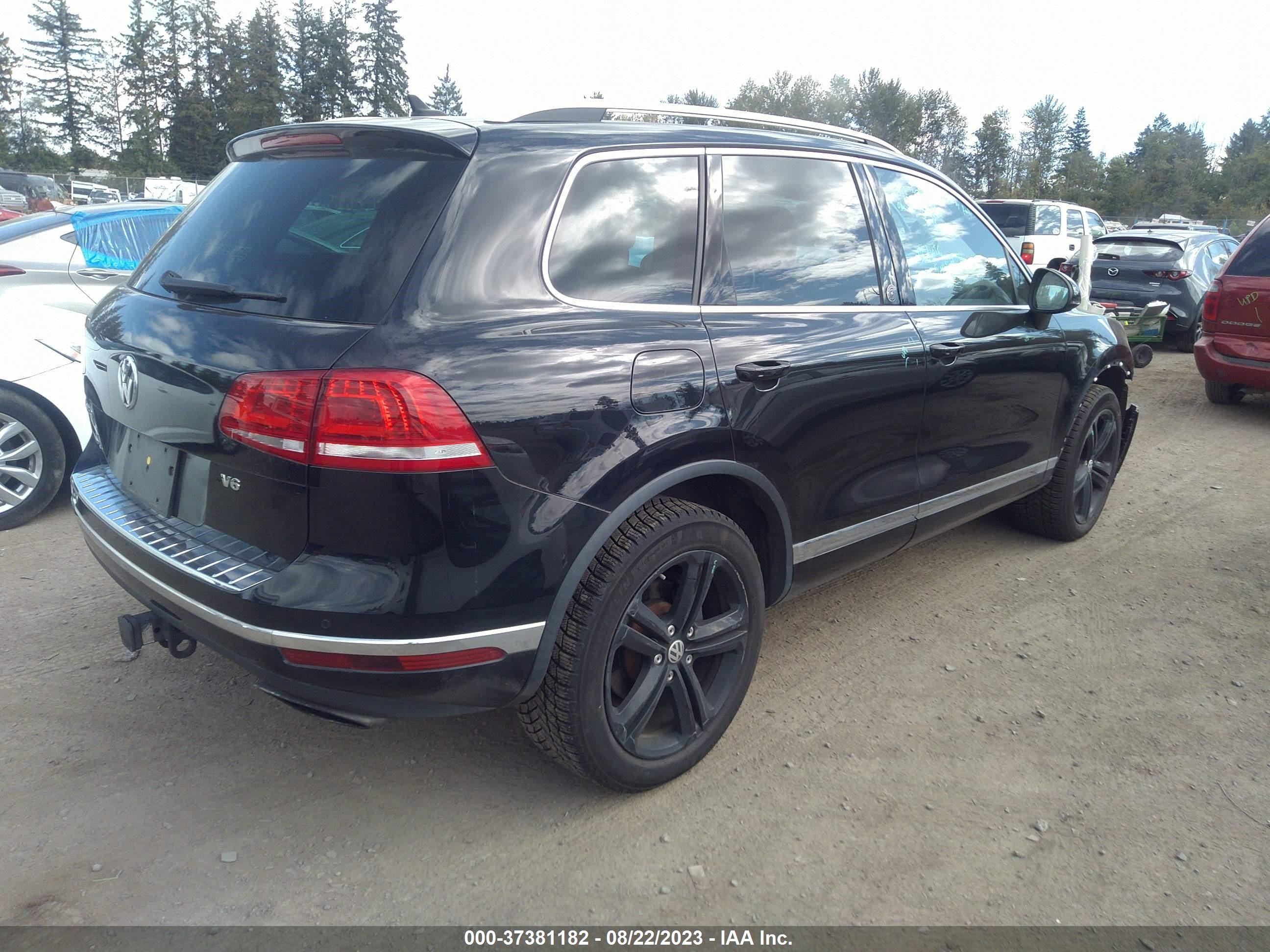 WVGRF7BP8HD004547  volkswagen touareg 2017 IMG 3