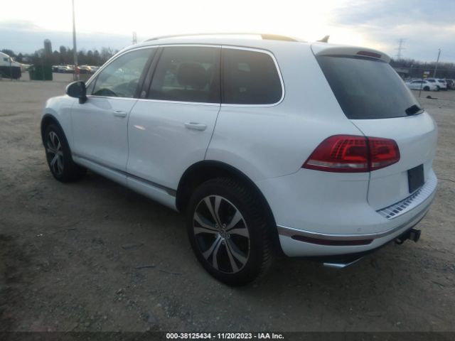 WVGRF7BPXHD004713  volkswagen touareg 2017 IMG 2