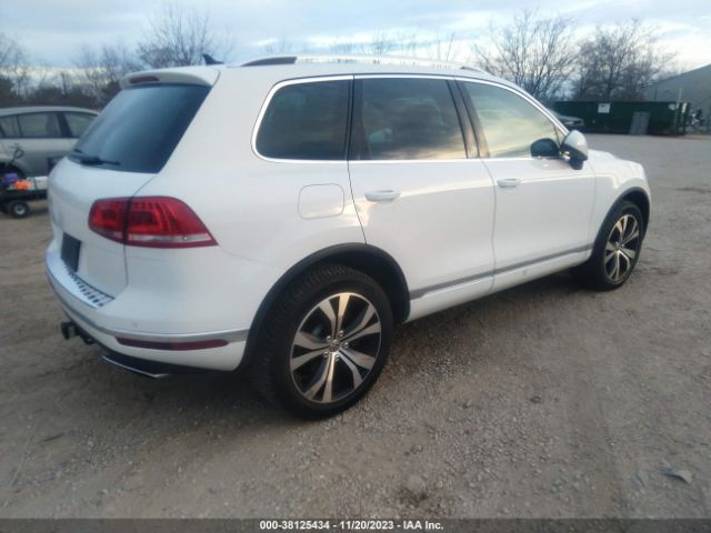 WVGRF7BPXHD004713  volkswagen touareg 2017 IMG 3